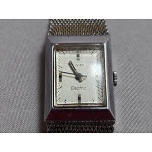 Vintage Woman's Timex Electric Watch Silver Mesh Band - needs battery